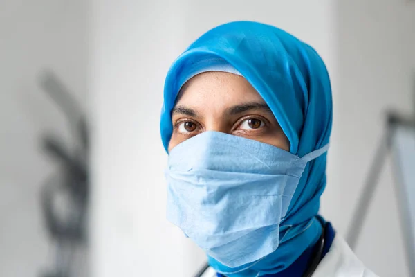 Médica Muçulmana Usando Máscara — Fotografia de Stock