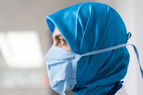 Maske Takan Müslüman Kadın Doktor — Stok fotoğraf