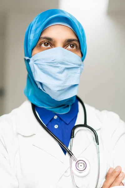 Médico Muçulmano Tecendo Máscara Protetora — Fotografia de Stock