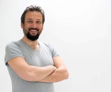 Jestlerle poz veren yetişkin adam portresi