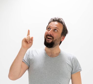 Jestlerle poz veren yetişkin adam portresi