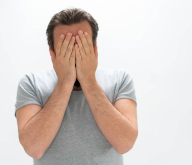 Jestlerle poz veren yetişkin adam portresi