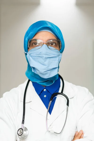 Muselman Kvinna Doktor Weaing Skyddande Mask — Stockfoto