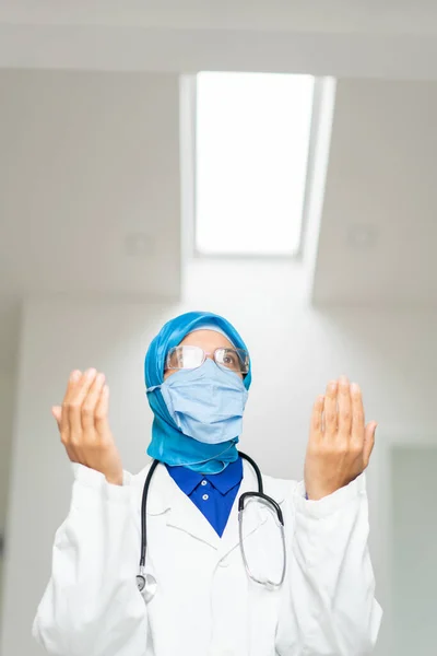 Muslim Femal Doctor Praying Corona Virus — Stock Photo, Image