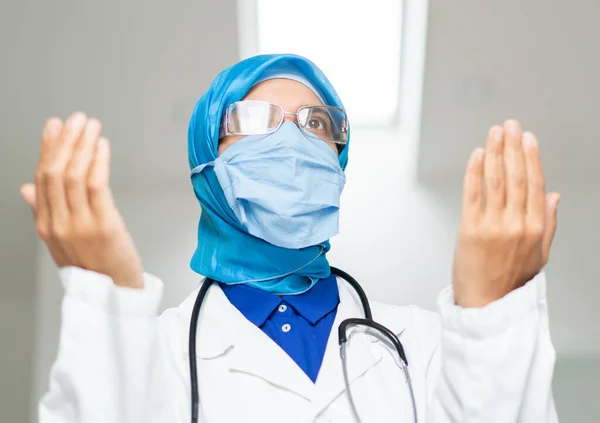 Muslim Femal Doctor Praying Corona Virus — Stock Photo, Image