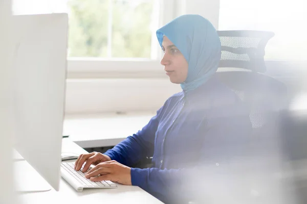 Μουσουλμάνα Γυναίκα Που Χρησιμοποιεί Τεχνολογία Για Εικονική Επικοινωνία — Φωτογραφία Αρχείου