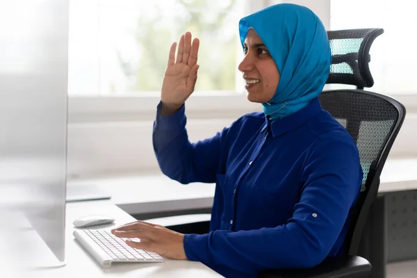 Muslimka Používající Technologii Pro Virtuální Komunikaci — Stock fotografie