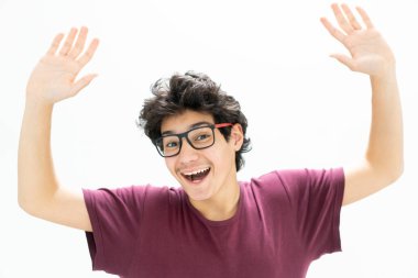 Yüz ifadeleri yapan ergen çocuk portresi.