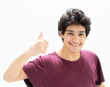 Yüz ifadeleri yapan ergen çocuk portresi.