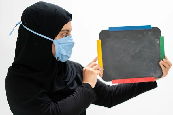 Muslimische Araberin Trägt Maske Und Hält Leere Tafel — Stockfoto