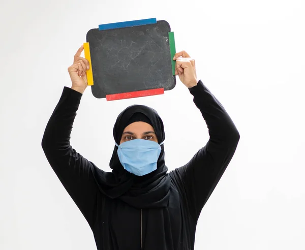 Muçulmano Árabe Mulher Vestindo Máscara Segurando Branco Blackboard — Fotografia de Stock