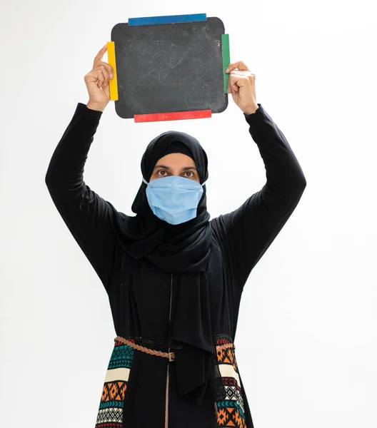 Muçulmano Árabe Mulher Vestindo Máscara Segurando Branco Blackboard — Fotografia de Stock