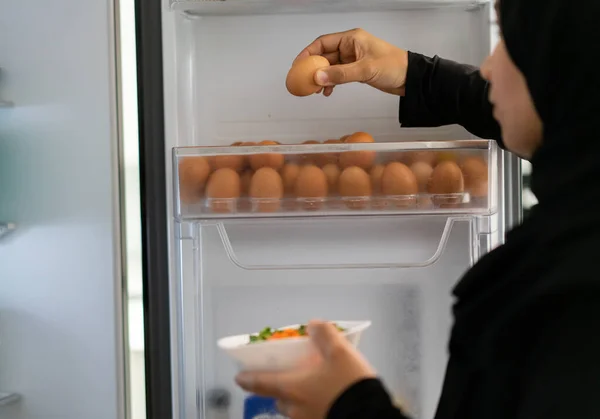 冷蔵庫を使用してキッチンでイスラム教徒のベール女性 — ストック写真