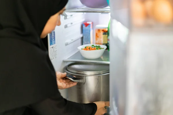 Muslimische Verschleierte Frau Küche Mit Kühlschrank — Stockfoto