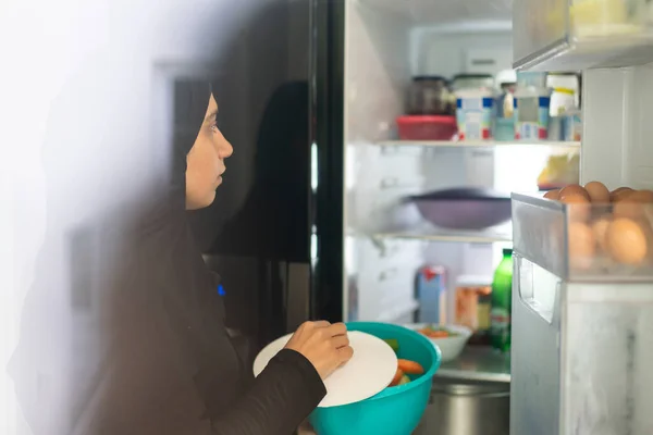 Μουσουλμάνα Γυναίκα Καλυμμένη Στην Κουζίνα Ψυγείο — Φωτογραφία Αρχείου