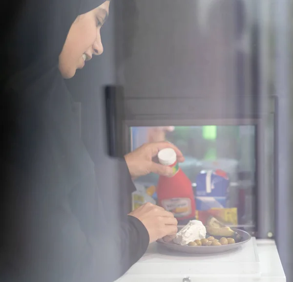 Muzułmańskie Zawoalowane Kobieta Kuchni Pomocą Lodówki — Zdjęcie stockowe
