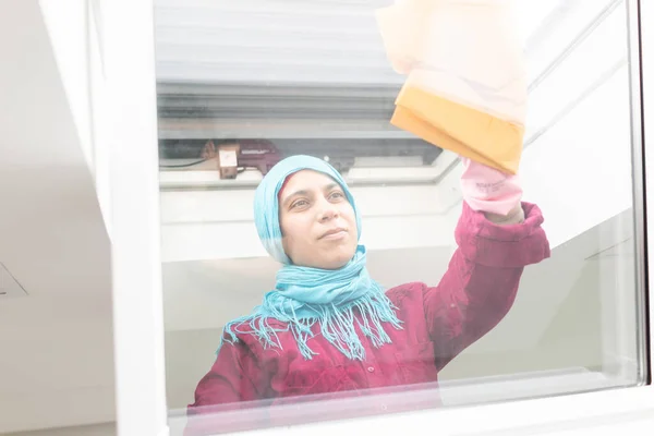 Moslim Vrouw Schoonmaken Van Ramen Woonkamer — Stockfoto