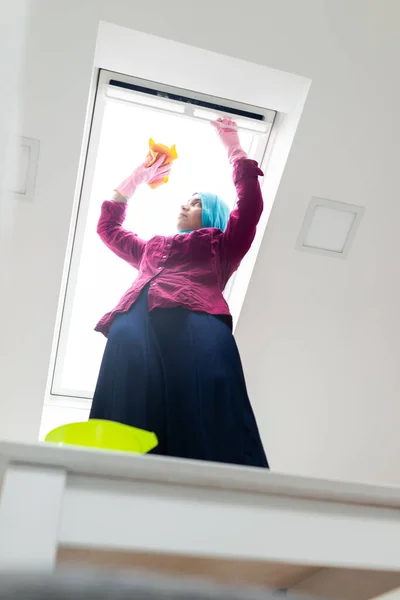 Μουσουλμάνα Γυναίκα Καθαρίζει Παράθυρα Στο Σαλόνι — Φωτογραφία Αρχείου