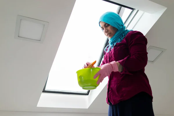 Femme Musulmane Nettoyer Les Fenêtres Dans Salon — Photo