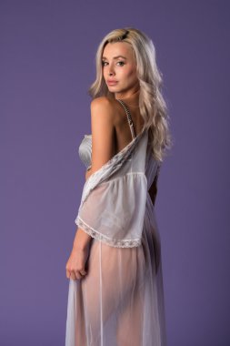 Sarışın gri ve beyaz