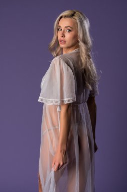 Sarışın gri ve beyaz