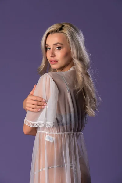 Blondine in grau und weiß — Stockfoto