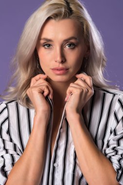 Sarışın gri ve beyaz