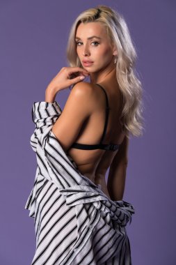 Sarışın gri ve beyaz