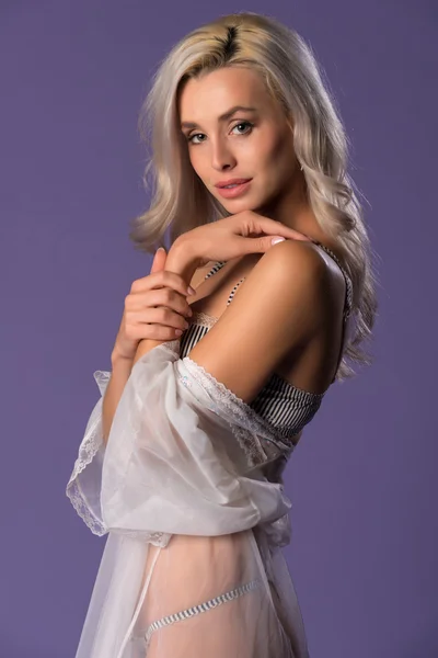 Blondine in grau und weiß — Stockfoto