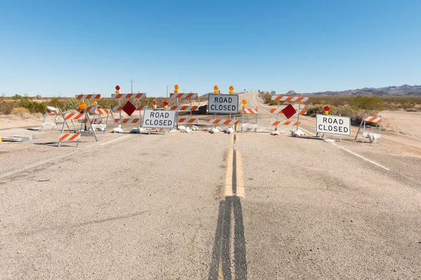 Carretera cerrada señales — Foto de Stock