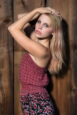 sarışın çıplak omuz ile