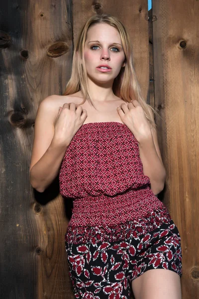 sarışın çıplak omuz ile