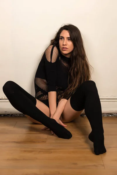 Brunette in het zwart — Stockfoto