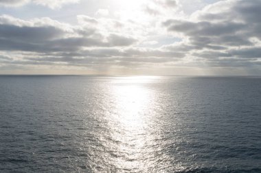 Pasifik üzerinde gündoğumu