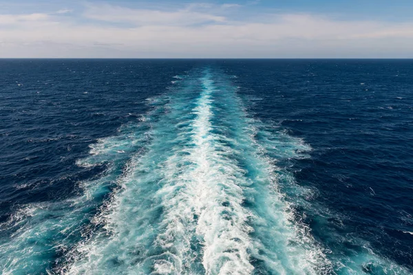 Kreuzfahrtschiff erwacht — Stockfoto