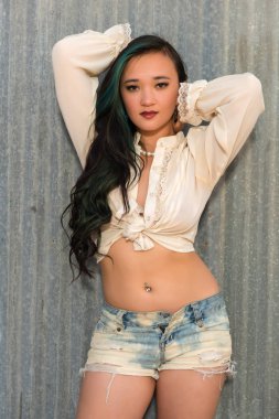 Bluz ve cutoffs esmer