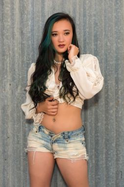 Bluz ve cutoffs esmer
