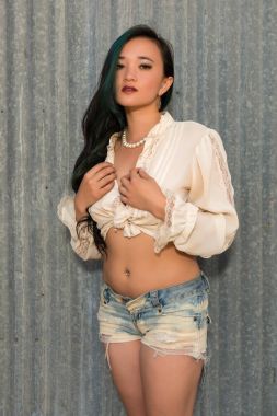 Bluz ve cutoffs esmer