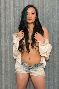 Bluz ve cutoffs esmer