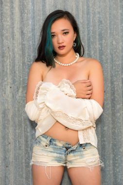 Bluz ve cutoffs esmer