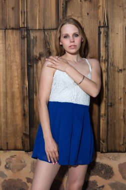 Sarışın beyaz ve mavi