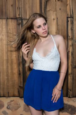 Sarışın beyaz ve mavi