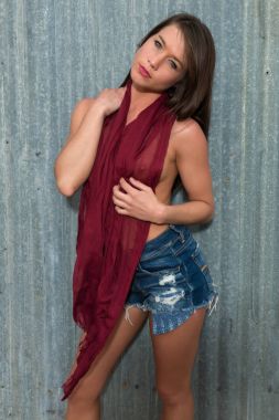 Esmer bir eşarp ve cutoffs