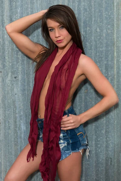 Brunette in een sjaal en cutoffs — Stockfoto