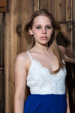 Sarışın beyaz ve mavi