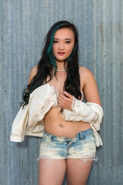 Bluz ve cutoffs esmer