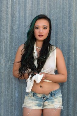 Bluz ve cutoffs esmer