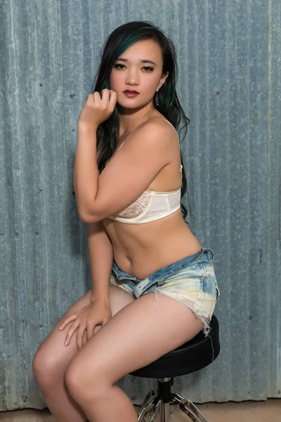 Sutyen ve cutoffs esmer