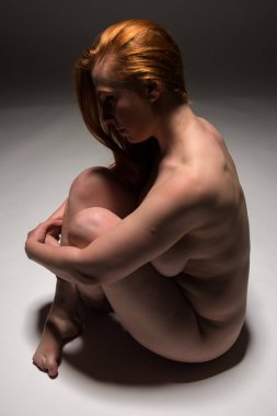 Kızıl saçlıya beyaz