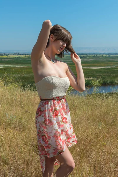 Brunette in a wilderness — Stock Photo, Image